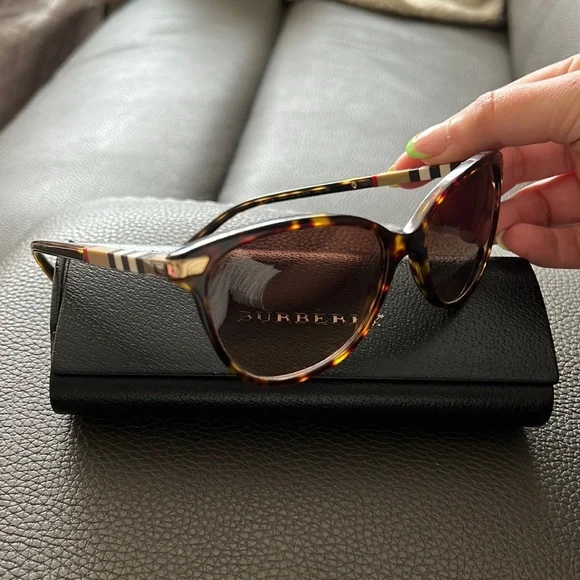 Burberry women’s sunglasses great condition Amazon.com: BURBERRY BE4216 30018G 57M Black/Grey Gradient  main image 3